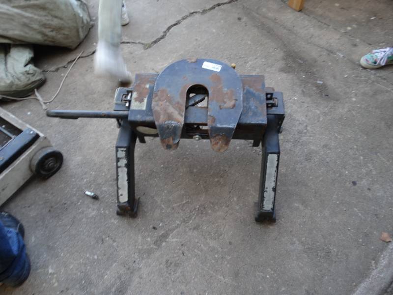 lot 5734 image: 5th wheel hitch for truck bed