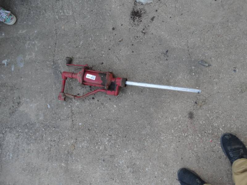 lot 5752 image: Barrel pump