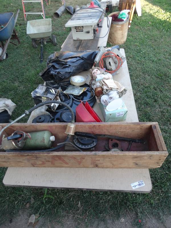 lot 5753 image: Lot of tools & hardware