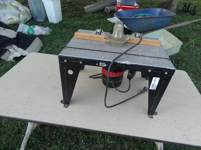 lot 5759 image: Router table w router
