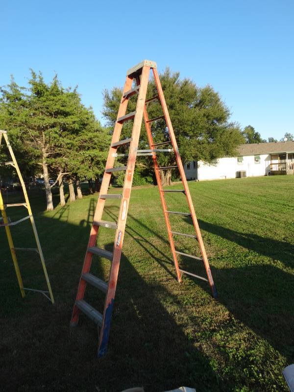 lot 5760 image: Louisville 8ft ladder