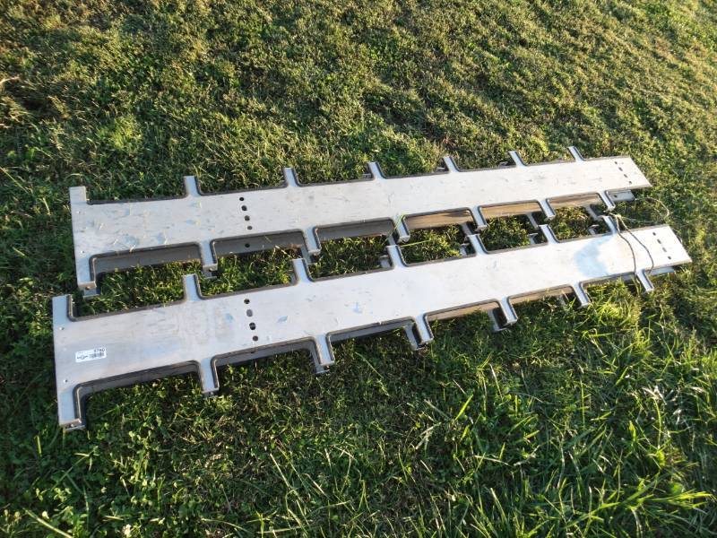 lot 5780 image: 2 aluminum uprights