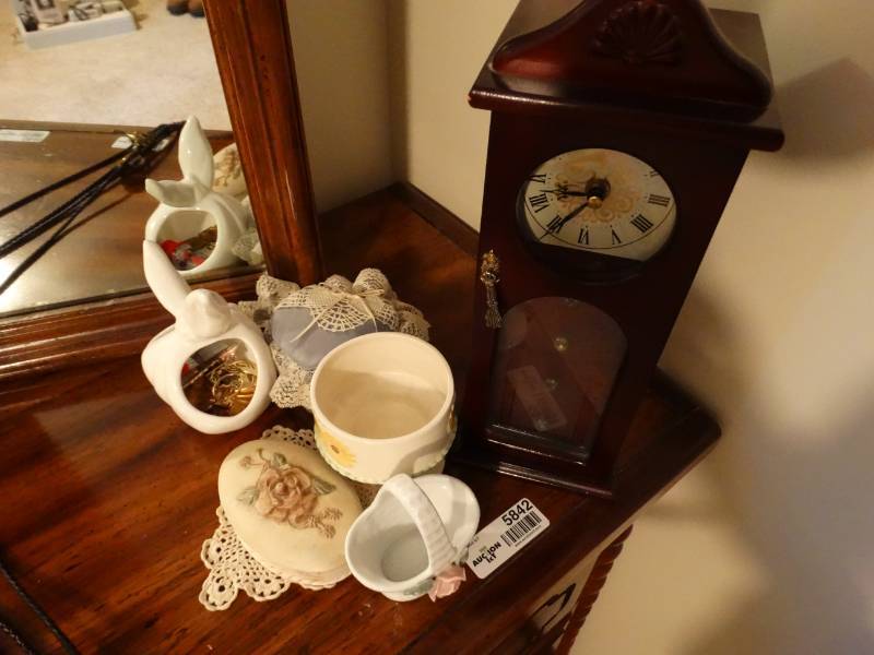 lot 5842 image: Clock jewelry box & misc home decor