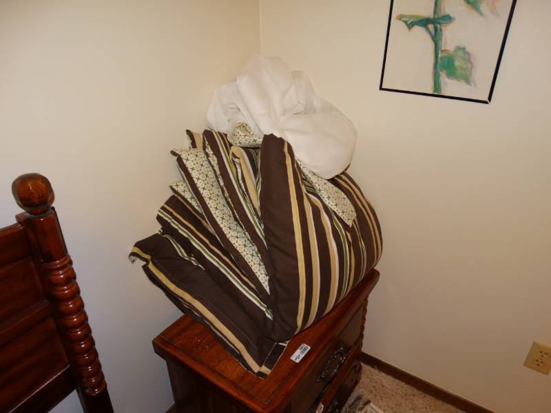 lot 5857 image: Misc bedding
