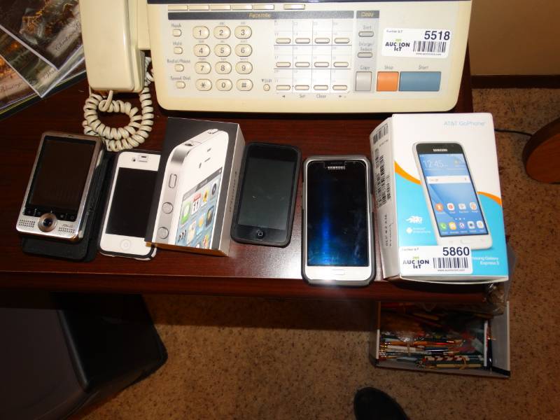 lot 5860 image: Assortment of cellphones