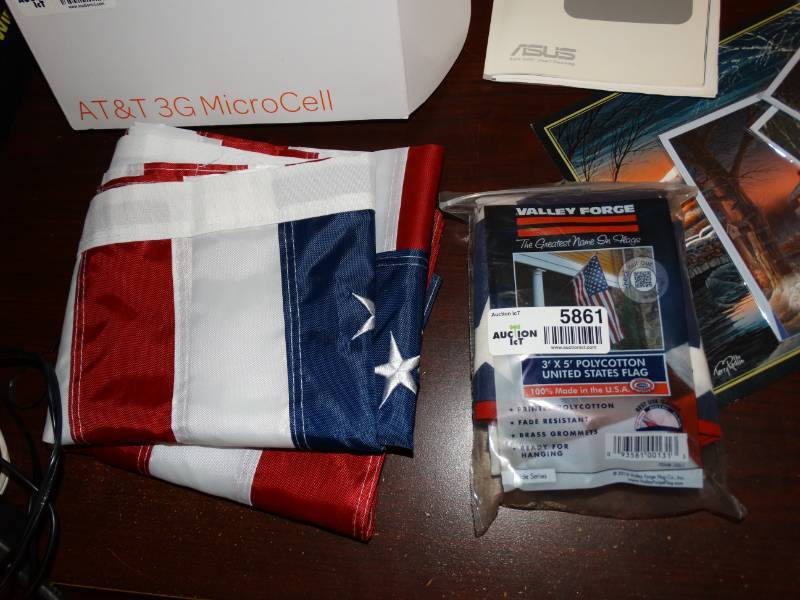 lot 5861 image: Two US flags