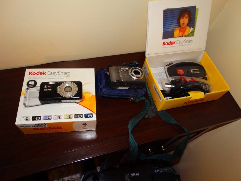 lot 5863 image: Digital camera lot with accessories