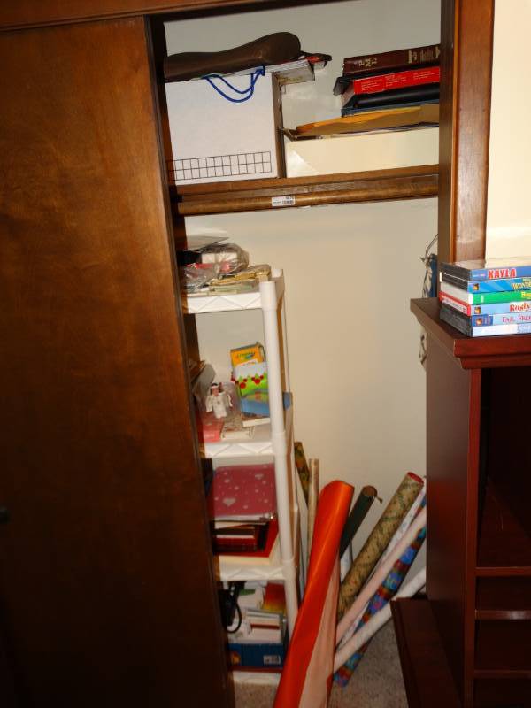 lot 5870 image: Large misc lot, wrapping paper, note pads, cards, ect..