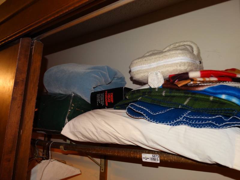 lot 5873 image: Lot of misc bedding