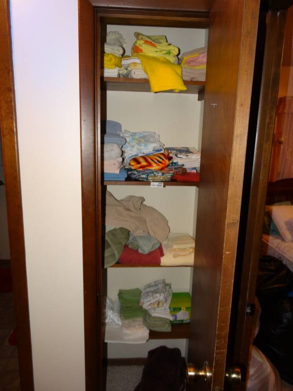 lot 5880 image: Lot of misc sized towels