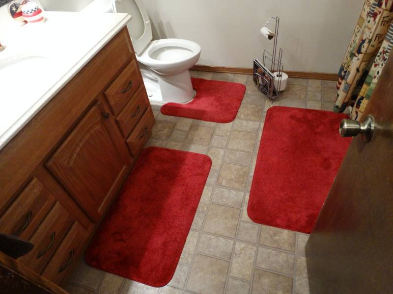 lot 5882 image: Bathroom decor and accessories