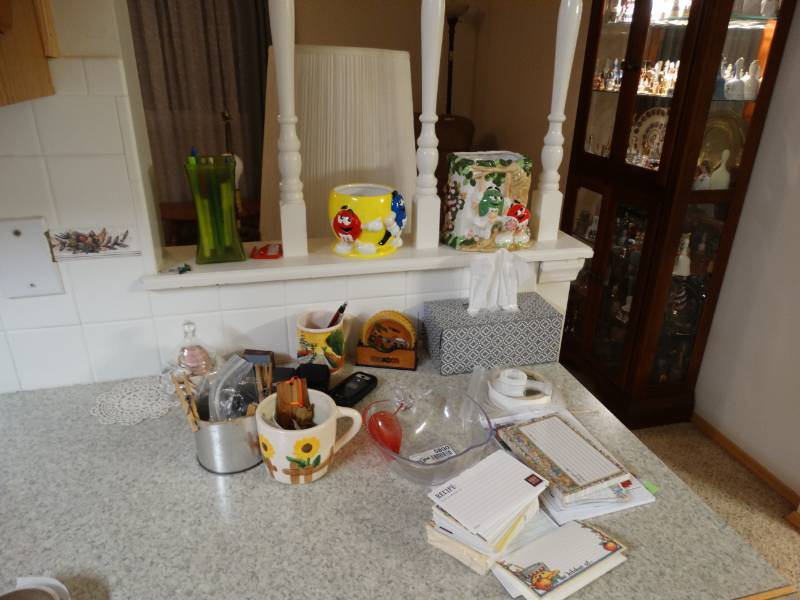 lot 5890 image: Misc home decor, cards, jars, ect.