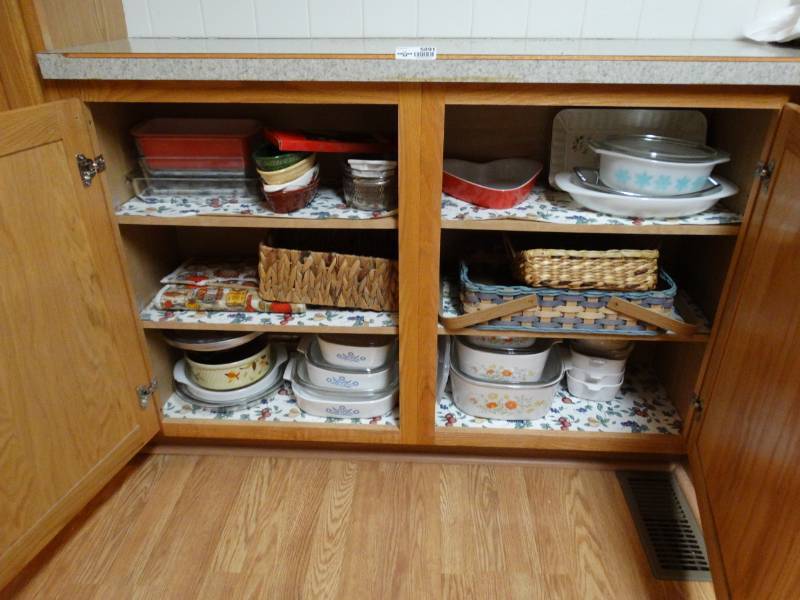 lot 5891 image: Large collection of baking dishes