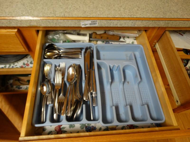 lot 5893 image: Lot of silverware with organizing tray