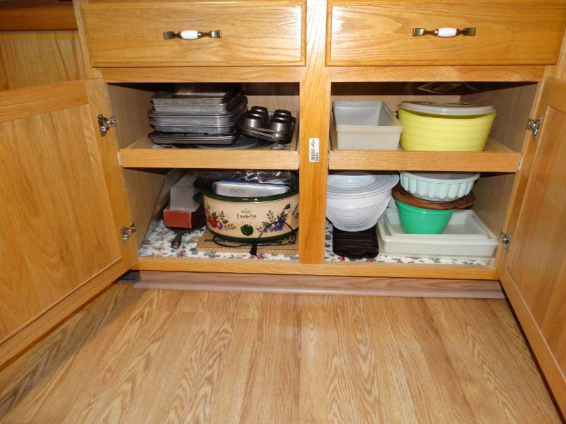 lot 5895 image: Lot of baking dishes, crock pot, mixing bowls
