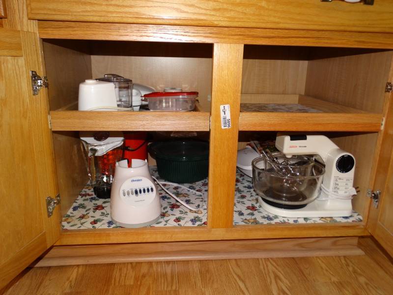 lot 5896 image: Small kitchen appliance lot, food processor, mixer, blender, waffle maker, crock pot insert