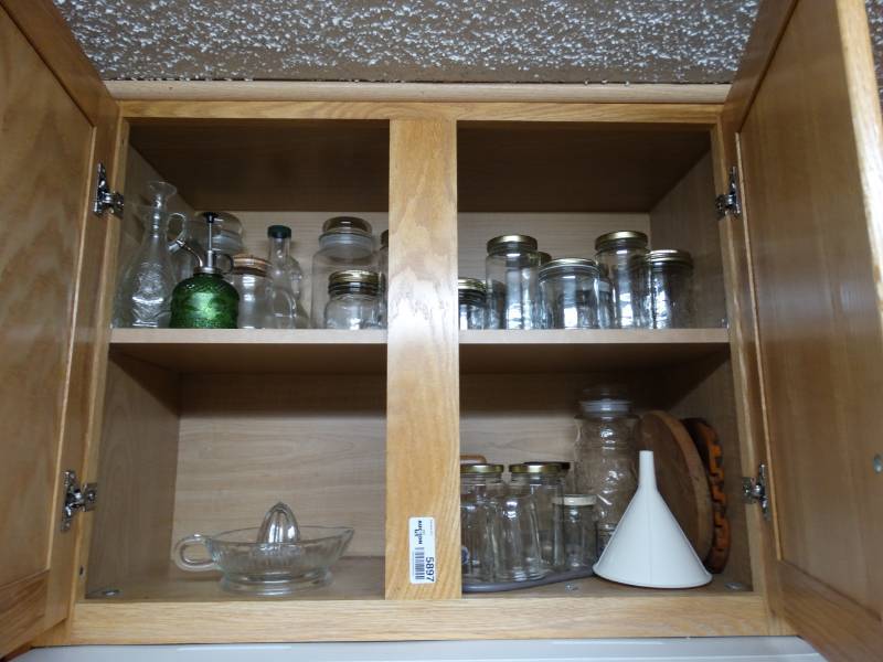 lot 5897 image: Jars, juicer, and other misc kitchenware