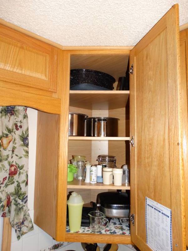 lot 5899 image: Collection of misc kitchenware, electric pan, baking dish, pots, ect.