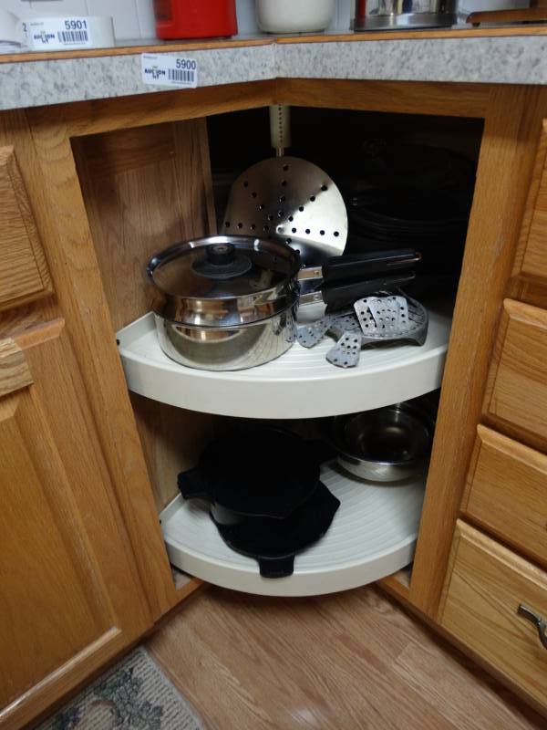 lot 5900 image: Lot of Miscellaneous Cookware