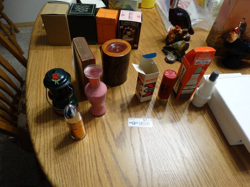 lot 5914 image: Avon Cologne and Aftershave bottles and Miscellaneous decor