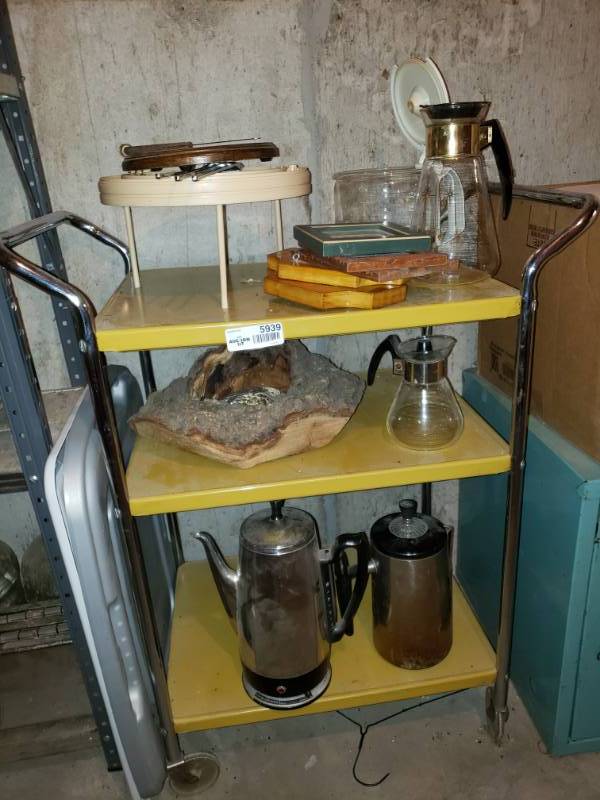 lot 5939 image: Small Rolling cart and contents