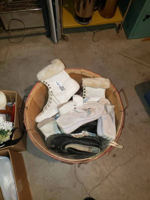 lot 5952 image: Lot of Assorted Womens Shoes