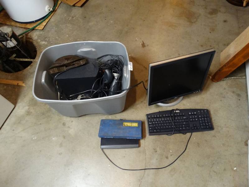 lot 5964 image: Dell computer with accessories