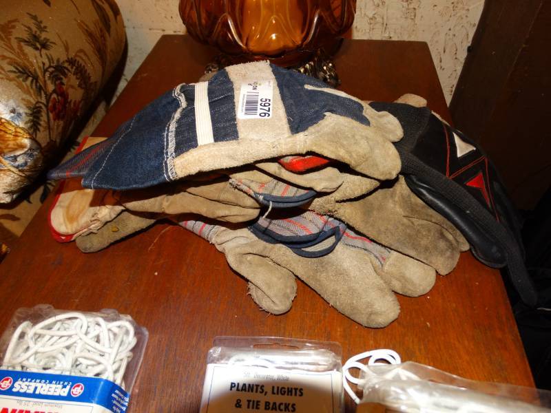 lot 5976 image: Lot of work gloves