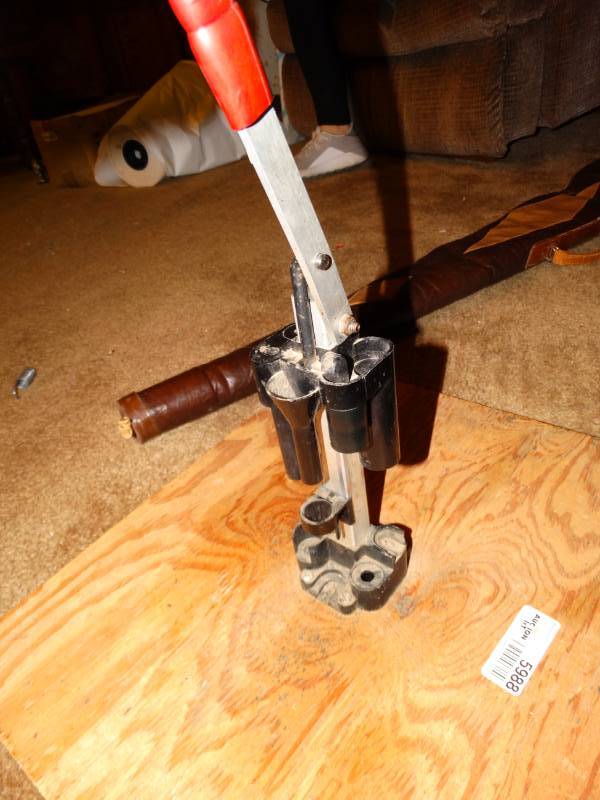 lot 5988 image: Mini Reloading Press
