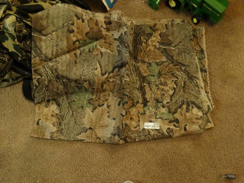 lot 5989 image: Misc hunting gear, Vest, chair, XL overalls