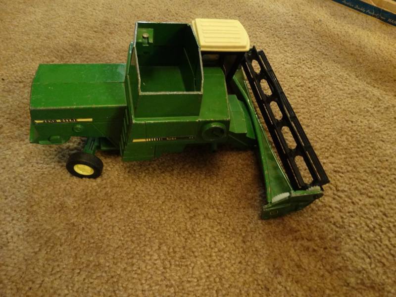 lot 5999 image: Large lot of die cast John Deere tractors and accessories