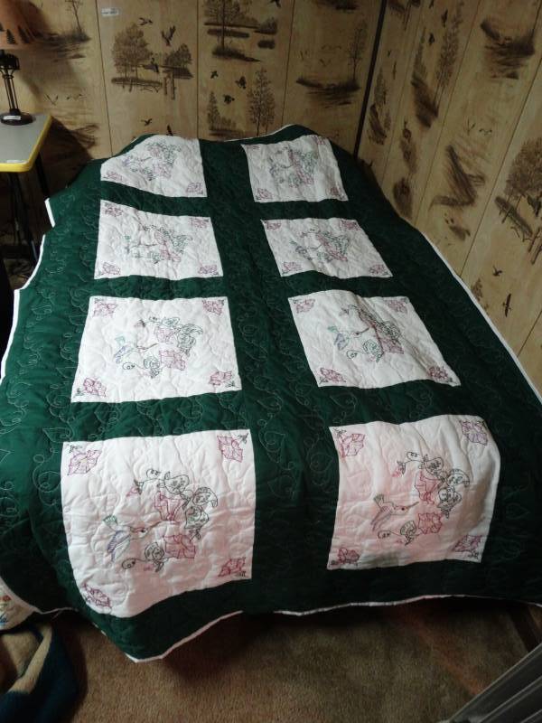 lot 6005 image: Hummingbird Quilt