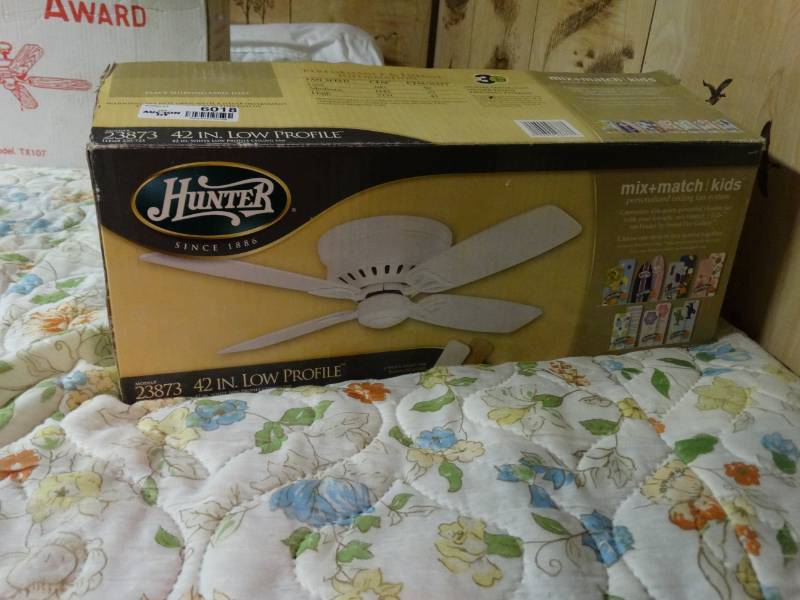 lot 6018 image: Hunter 42 ceiling fan in box