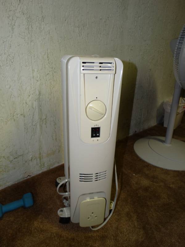 lot 6020 image: Oil heater on wheels