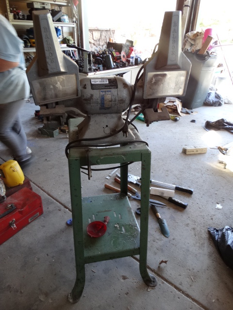 lot 6048 image: Delta HD grinder w shields on stand