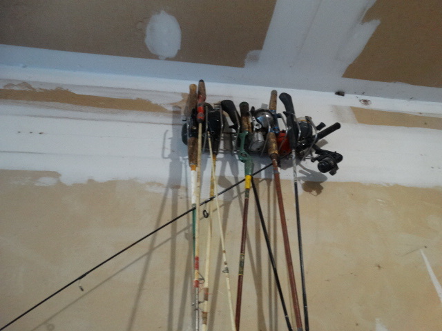 lot 6067 image: Fishing poles & reels