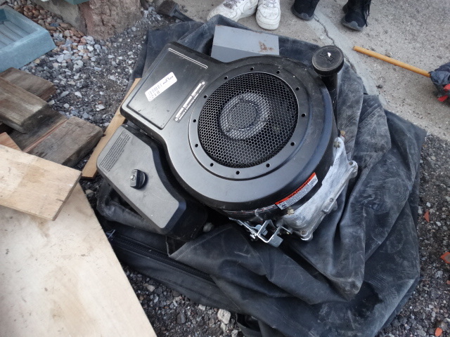 lot 6122 image: Gas motor- looks like new