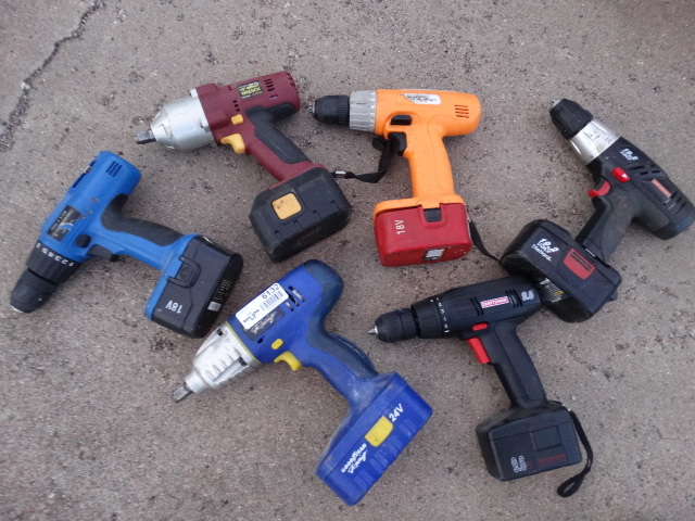 lot 6132 image: Lot of cordless drills & ratchets-