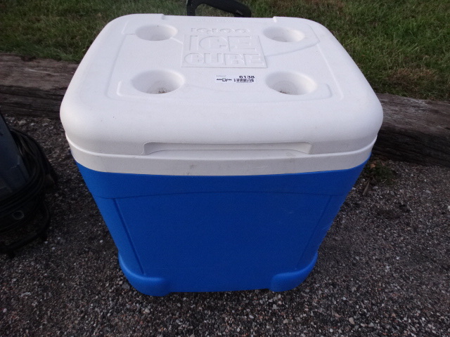 lot 6138 image: Igloo ice cube cooler