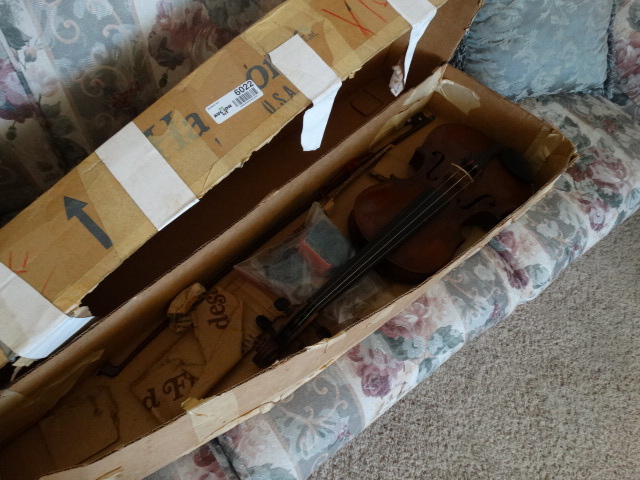 lot 6022 image: Old wood violin w bow & box