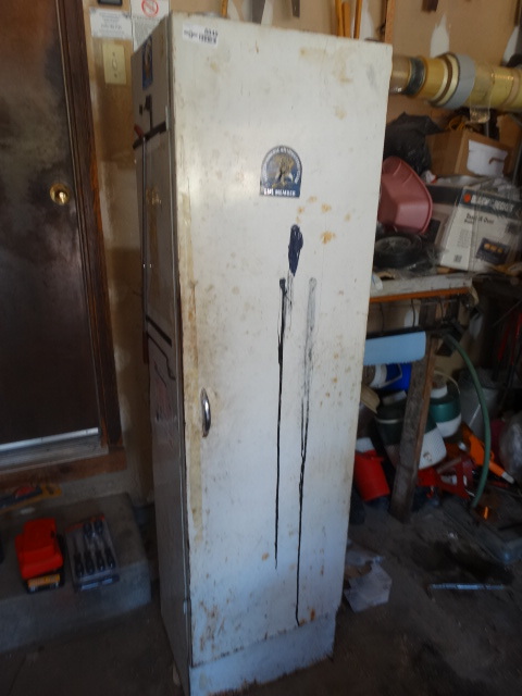 lot 6040 image: Metal cabinet w contents- Full of various tools hardware & misc.