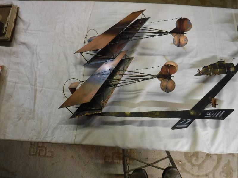 lot 8129 image: Metal air plane display home decor lot