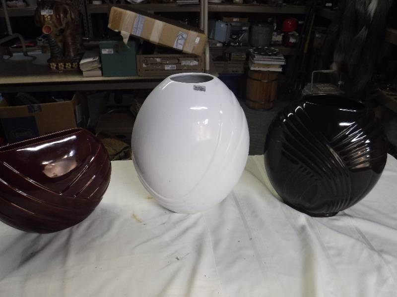 lot 8134 image: Lot of 3 vases