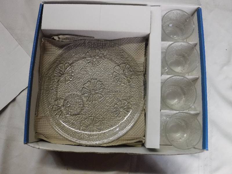 lot 8136 image: Rain Flower glass snack sets lot