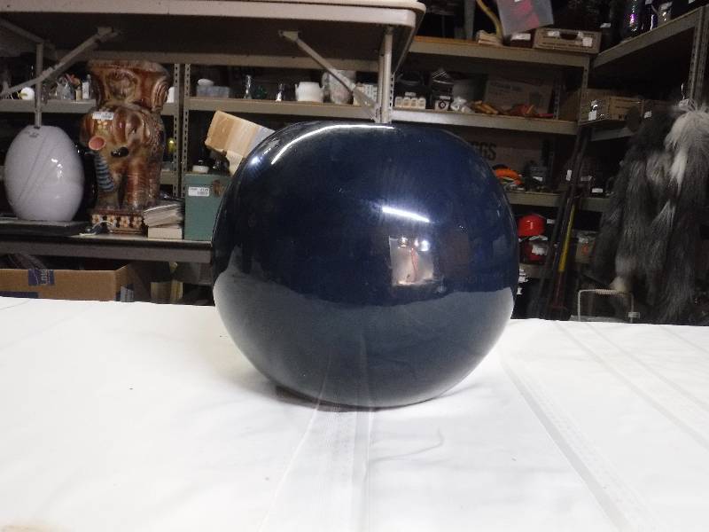 lot 8149 image: Blue planter vase