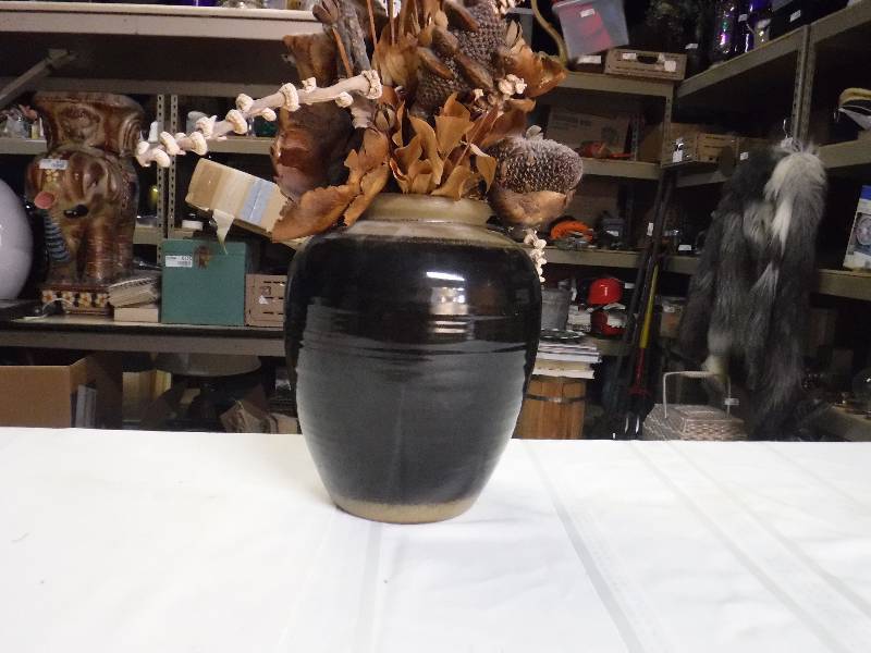 lot 8153 image: Vase with dried flora
