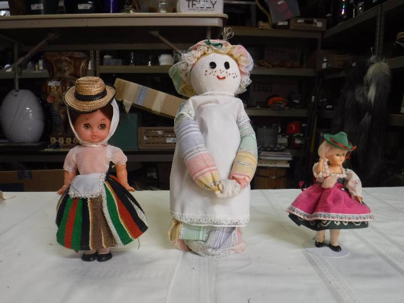 lot 8154 image: Dolls on stands lot