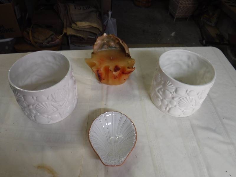 lot 8158 image: Sea shell themed home decor