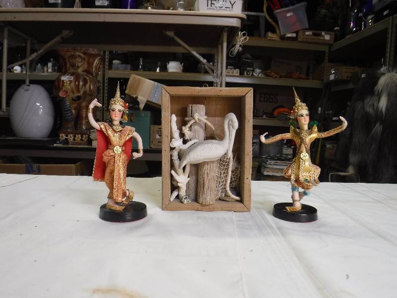 lot 8159 image: 2 Chinese dancer figures and Beach themed home decor item