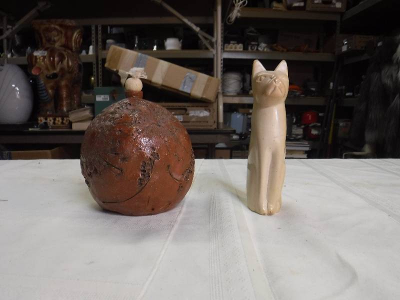 lot 8161 image: Cat figurine and oil lamp